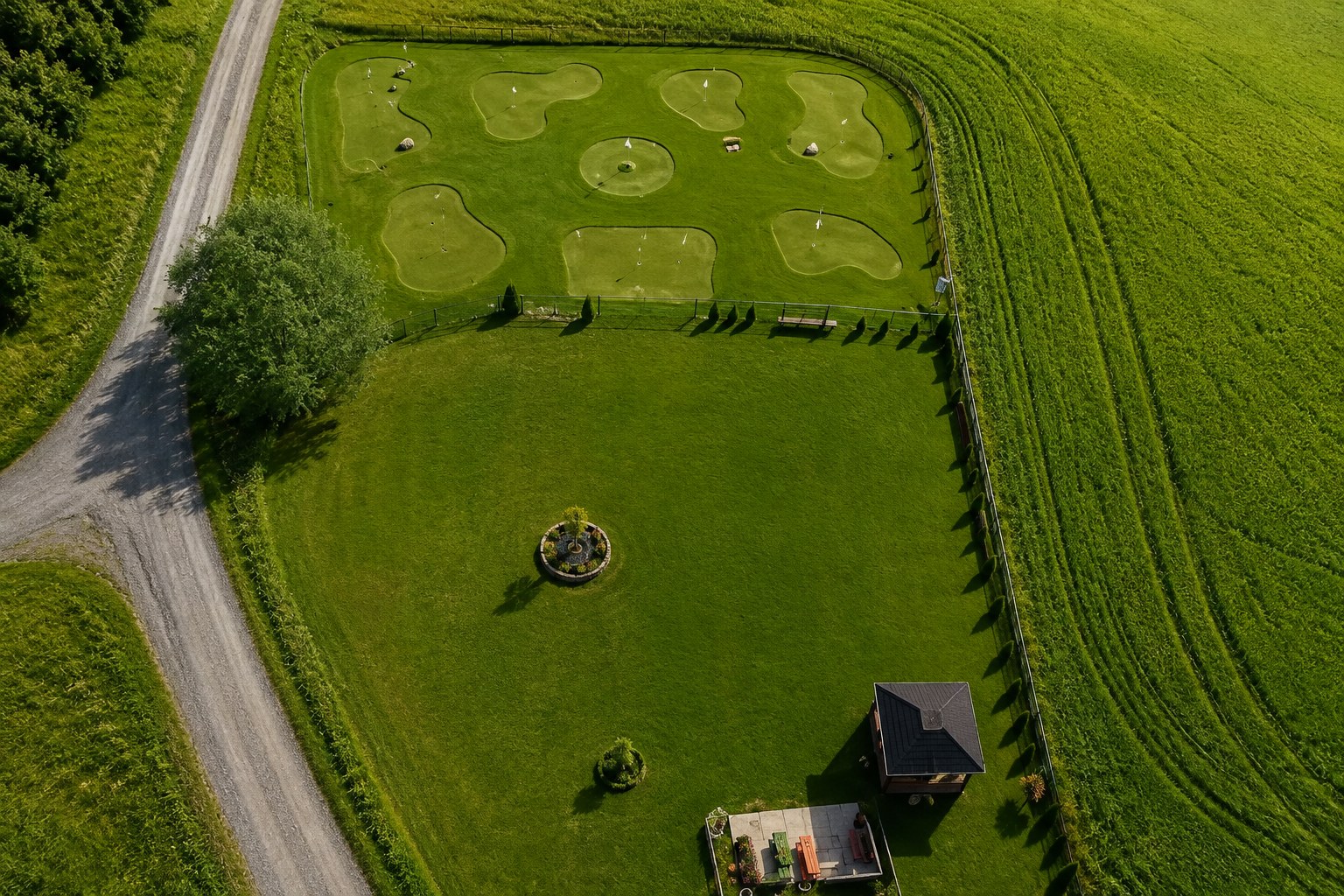 Minigolfbanen i Skaun sett fra lufta en sommerdag