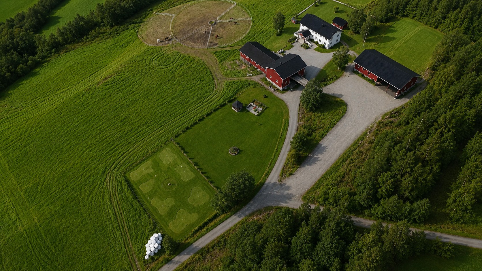 Gården med minigolfbane, hage og grillplass i Skaun